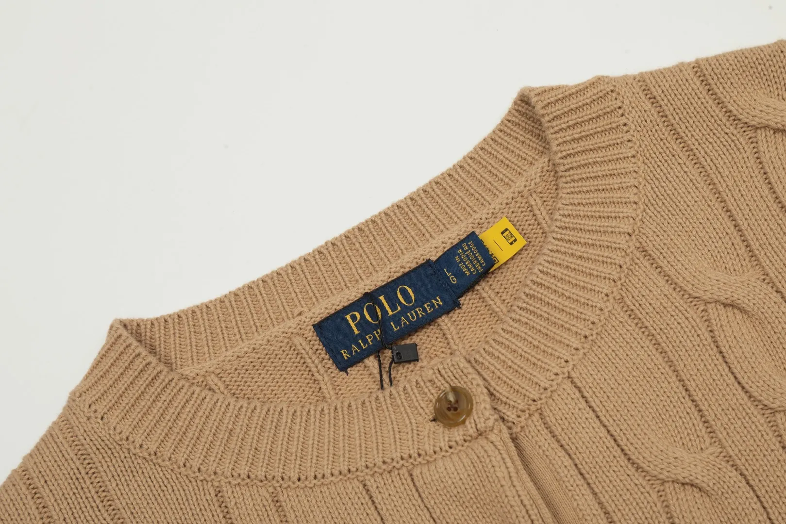 🅿️230 "Top quality" Style number: DS006# [Ralph Lauren round neck solid color pony embroidered logo twist knitted cardigan] ✅Ralph Lauren classic basic versatile knitted cardigan jacket for all seasons ✅Main supplier platform live broadcast Wholesale entity Replacement if out of stock No removal from shelves ✅ZP quality 1:1 version Scan code to enter the GF website Counter quality ✅Detailed quality The only one in Guangzhou Imported quality cotton yarn Focusing on high-end, cost-effective, and good quality. Needless to say, the version is restored to the original version. The maximum size can be worn up to 160 pounds. Loose, comfortable and stress-free. ✅The upper body is simple and easy to match. A must-have for goddess ootd. Good-looking clothes are never picky. A must-have in the goddess’ wardrobe. Size: S-XL. Color: Black, navy, off-white, gray, light blue, light pink, colorful blue, khaki, bright yellow, purple, Chinese red, turquoise green.